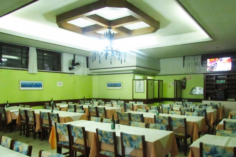 Salão interno da Pizzaria Sartori